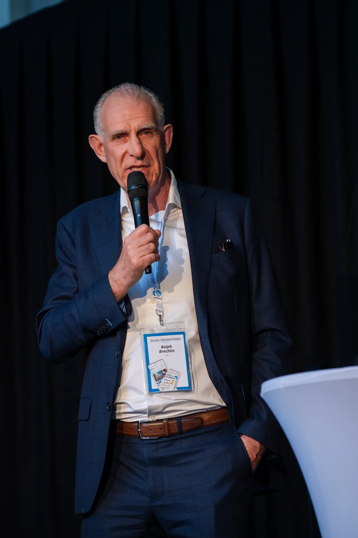 Man sieht CEO Ralph Brechlin am Mikrofon.